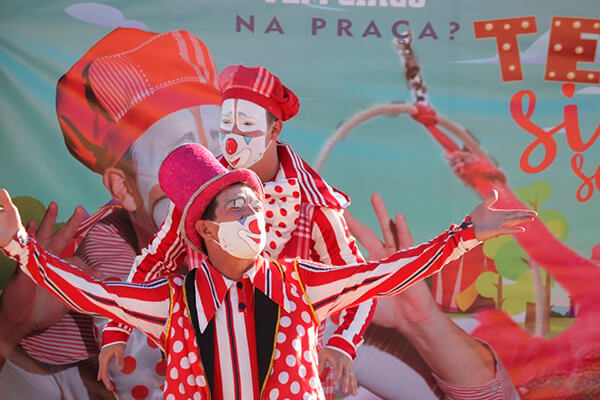 Hoje tem circo na praça? Tem sim, senhor! 